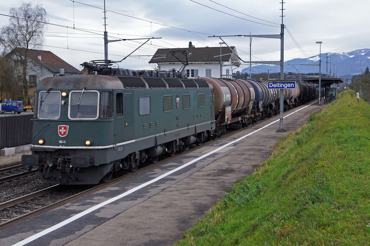 SBB: Re 6/6 11646  BUSSIGNY  mit Kesselwagenzug bei der Durchfahrt Deitingen am 12. Dezember 2014.
Bahnsujets der Woche 50/2014 von Walter Ruetsch