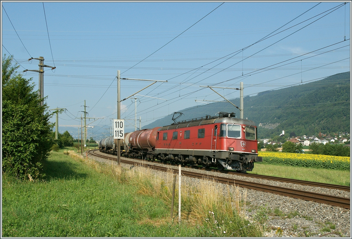 SBB Re 6/6 mit einem Oelzug bei Pieterlen.
23. Juli 2013