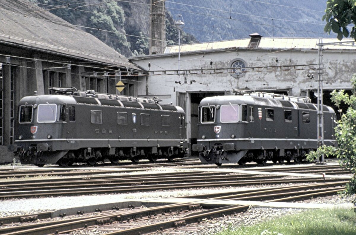 SBB Re 6/6 Nr.11 602 und 11 632 in Erstfeld am 14.06.1980. Die Re 6/6 Nr.11 602 ist der zweite gebaute Prototyp. In Serie wurden die Re 6/6 mit ungeteiltem Kasten, wie die Nr.11 632 daneben, gebaut.