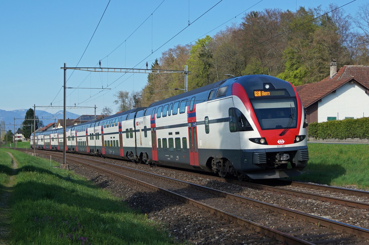 SBB: RE Biel-Bern mit Doppelstock Niederflurzug RABe 511 von Stadler Rail bei Busswil am 19. April 2015.
Foto: Walter Ruetsch