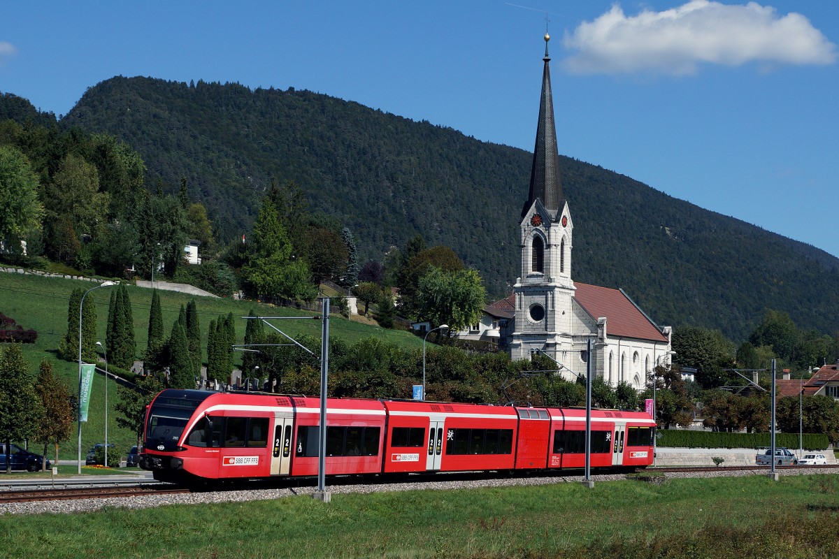 SBB: Regionalzug nach Biel mit einem RABe 526 Stadler GTW bei Court im Berner Jura am 7. September 2015.
Foto: Walter Ruetsch