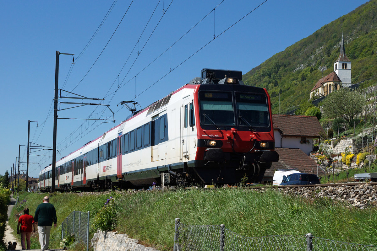 SBB: Regionalzug Neuenburg-Biel mit RBDe 560 (DOMINO) auf dem noch eingleisigen Streckenabschnitt unterwegs zwischen Ligerz und Twann am Auffahrtstag den 5. Mai 2016.
Foto: Walter Ruetsch  