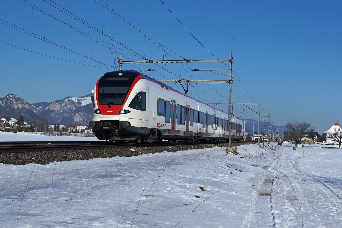 SBB: Regionalzug Olten-Biel mit RABe 523  FLIRT  im winterlichen Niederbipp am 10. Februar 2015.
Foto: Walter Ruetsch