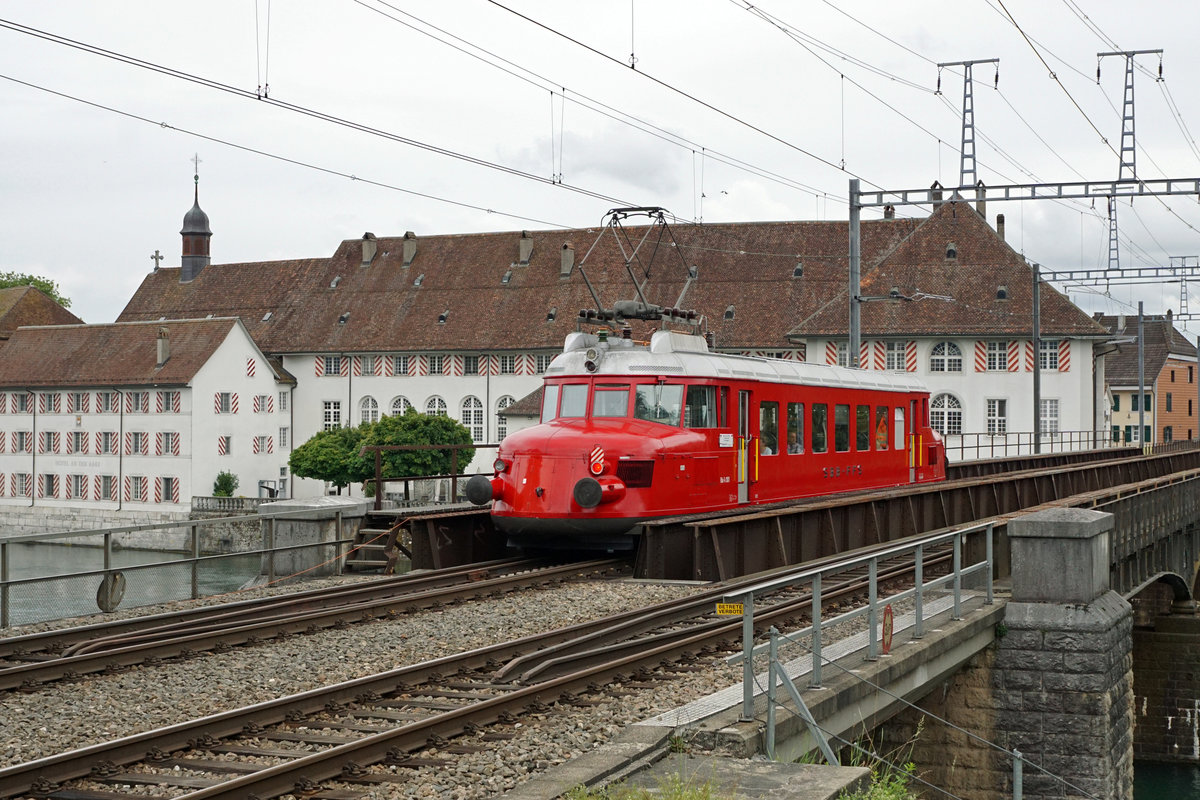 SBB Rote Pfeil von SBB HISTORIC auf Sonderfahrt.
RAe 2/4 1001 auf der Aarebrücke Solothurn am 15. Juli 2020.
Foto: Walter Ruetsch