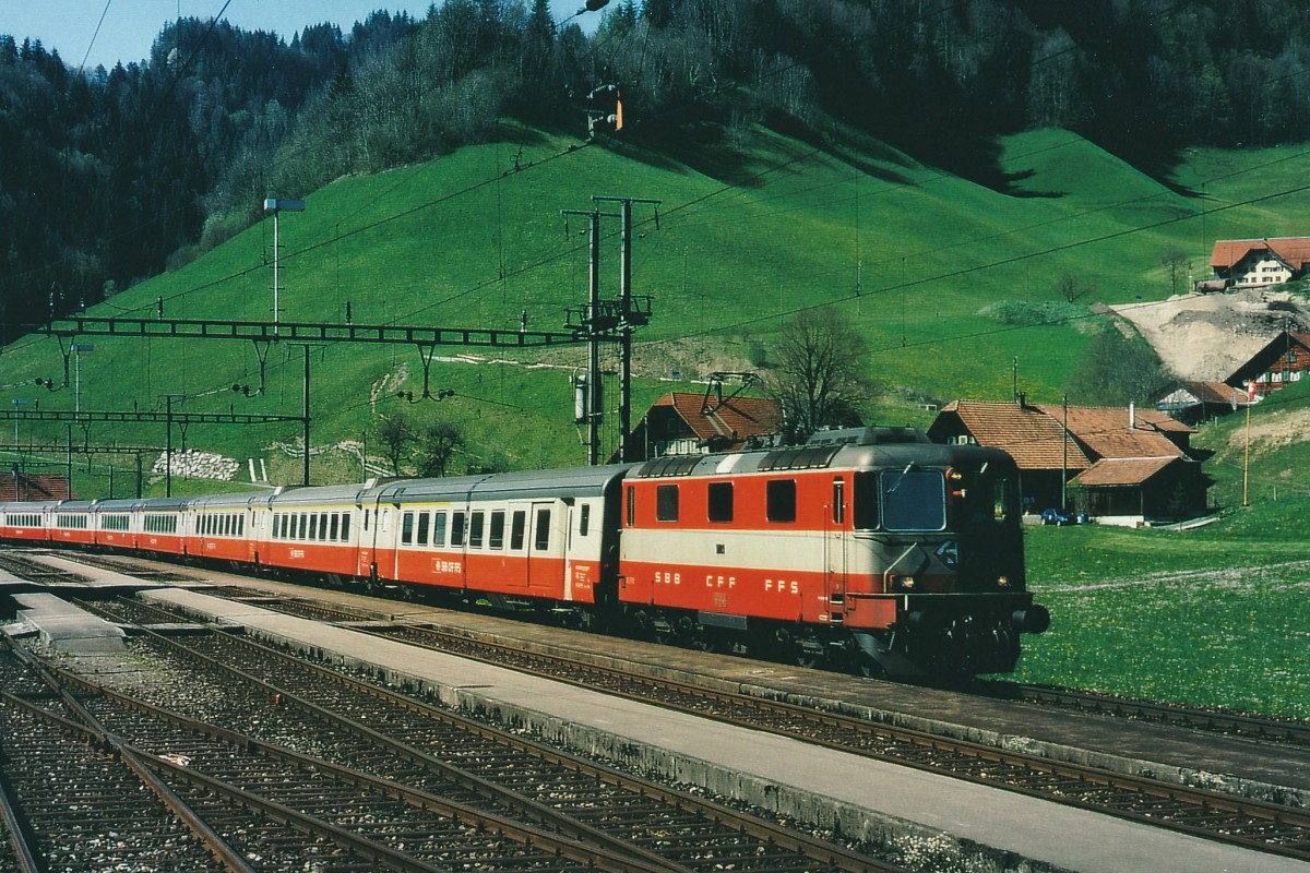 SBB: Stilreiner SWISS EXPRESS im Luzerner Hinterland. Die Re 4/4 || mit den EW |||-Wagen war im Sommer 1997 bei Wiggen in Richtung Luzern unterwegs.
Foto: Walter Ruetsch
