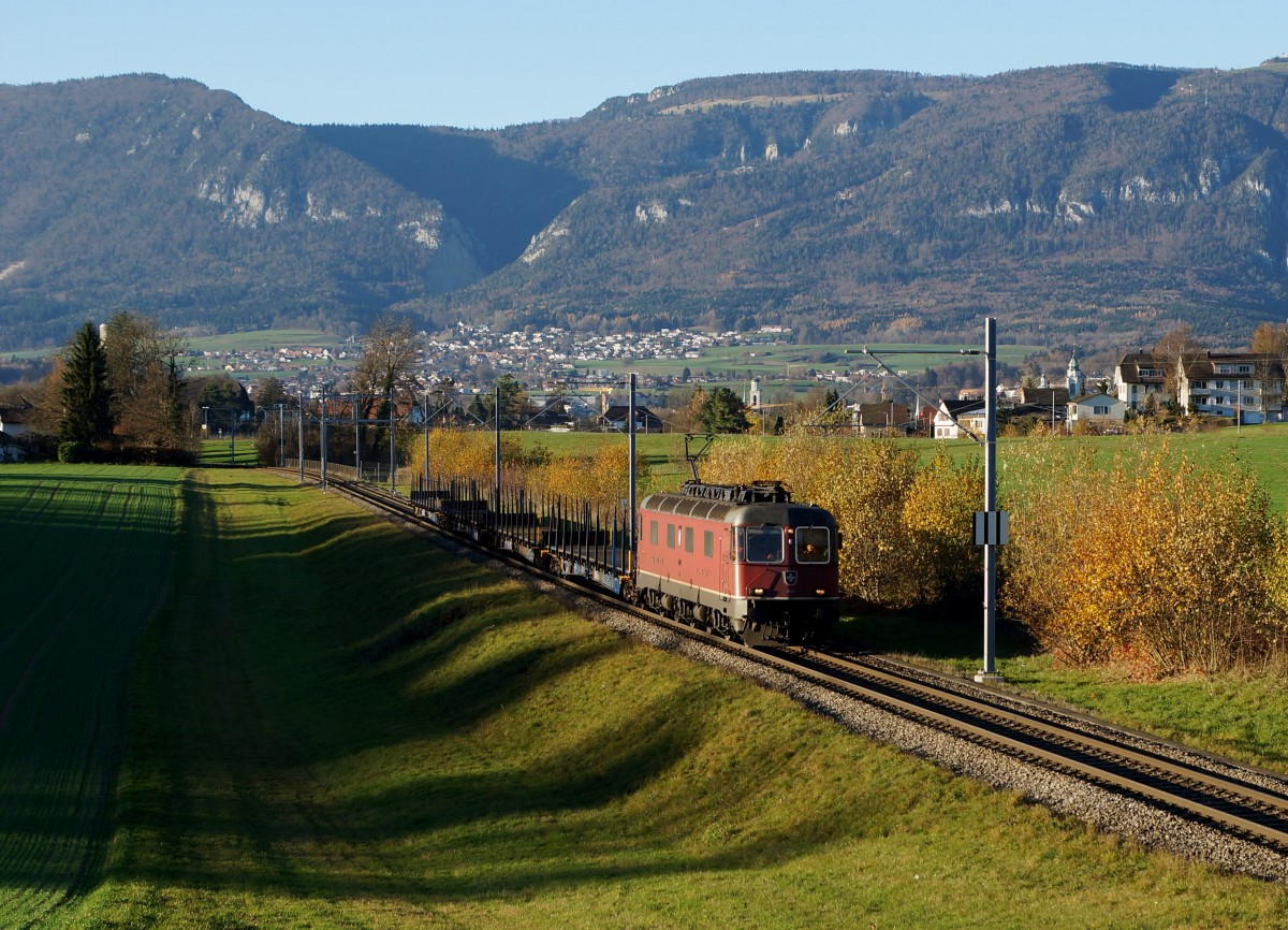 SBB: Trotz selbem E-Loktyp und gleicher Fotostelle sind die beiden Aufnahmen wegen der Wetterlage sehr unterschiedlich ausgefallen. Kurzgterzug zwischen Solothurn und Biberist in der letzten Abendsonne des 18. November 2015 mit einer Re 620 auf der Fahrt nach Gerlafingen. Diese beiden Bilder dokumentieren, dass fr gute Bahnbilder in erster Linie die Wetterlage, die der Bahnfotograf mit der besten Kamera nicht beeinflussen kann, sehr massgebend ist.
Foto: Walter Ruetsch 