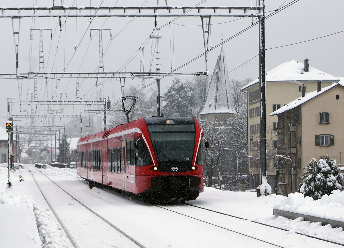 SBB: Zwei Tage nach Weihnachten ist in Solothurn der erste Schnee am Morgen des 27. Dezember 2014 gefallen. Der stark von der Stilllegung gefährdete Regionalzug Solothurn-Moutier-Sonceboz-Sombeval mit dem GTW RABe 261 ex BLS/RM bei der Einfahrt in den Bahnhof Solothurn-West. Im Hintergrund zu erkennen gibt es der krumme Turm. Dieser Turm selbst war eine wesentliche Stärkung der mittelalterlichen Befestigungsanlage.
Foto: Walter Ruetsch  