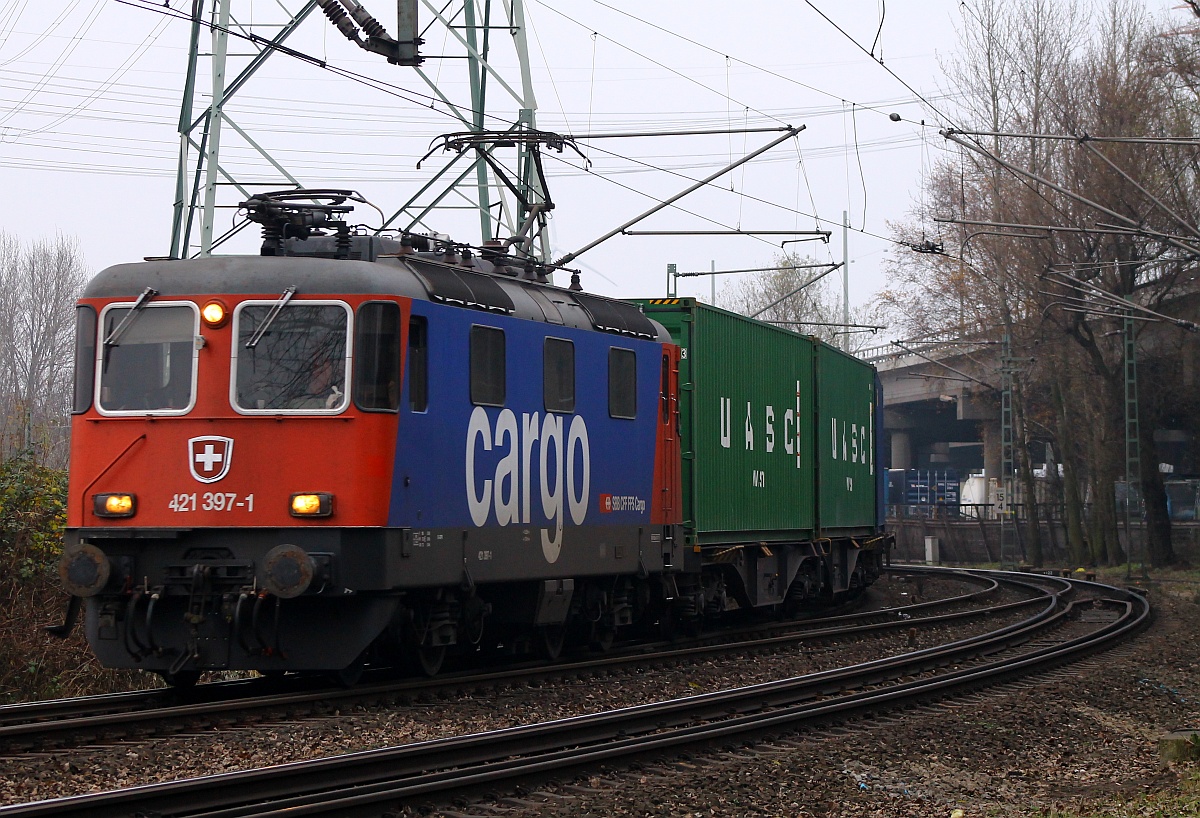 SBBC 4 421 397-1(REV/R2Be/13.01.11) mit Containerzug festgehalten am 29.11.2014, HH-Waltershof.