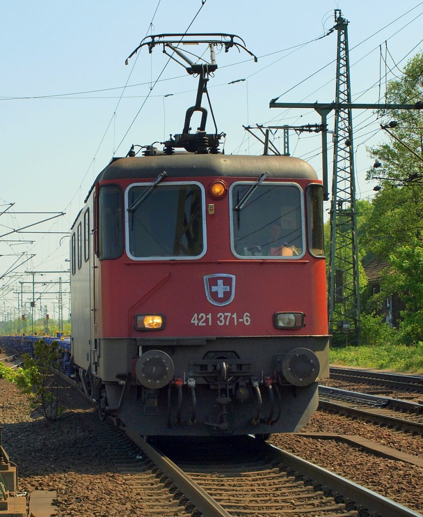 SBBC 421 371-6 passiert hier den Bhf HH-Harburg mit einem leeren Containerzug. 07.05.2011