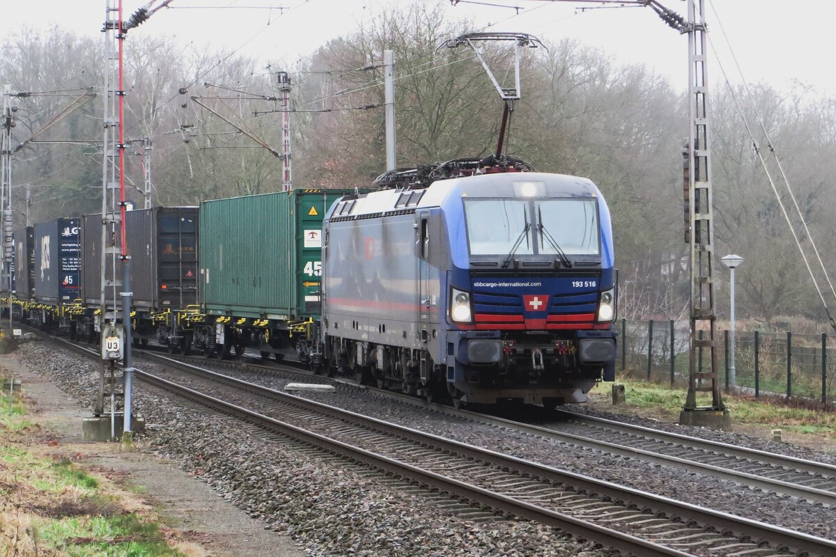 SBBCI 193 516 treft am feuchtem 17 Dezember 2021 mit der GTS-KLV in Venlo ein. Das Bild wurde beim Bahnubergang Vierpaardjes gemacht.