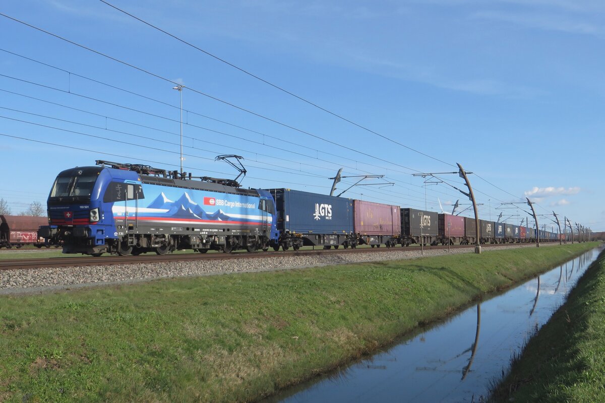 SBBCI 193 531 durchfahrt am 15 Mrz 2023 mit ein KLV Valburg.