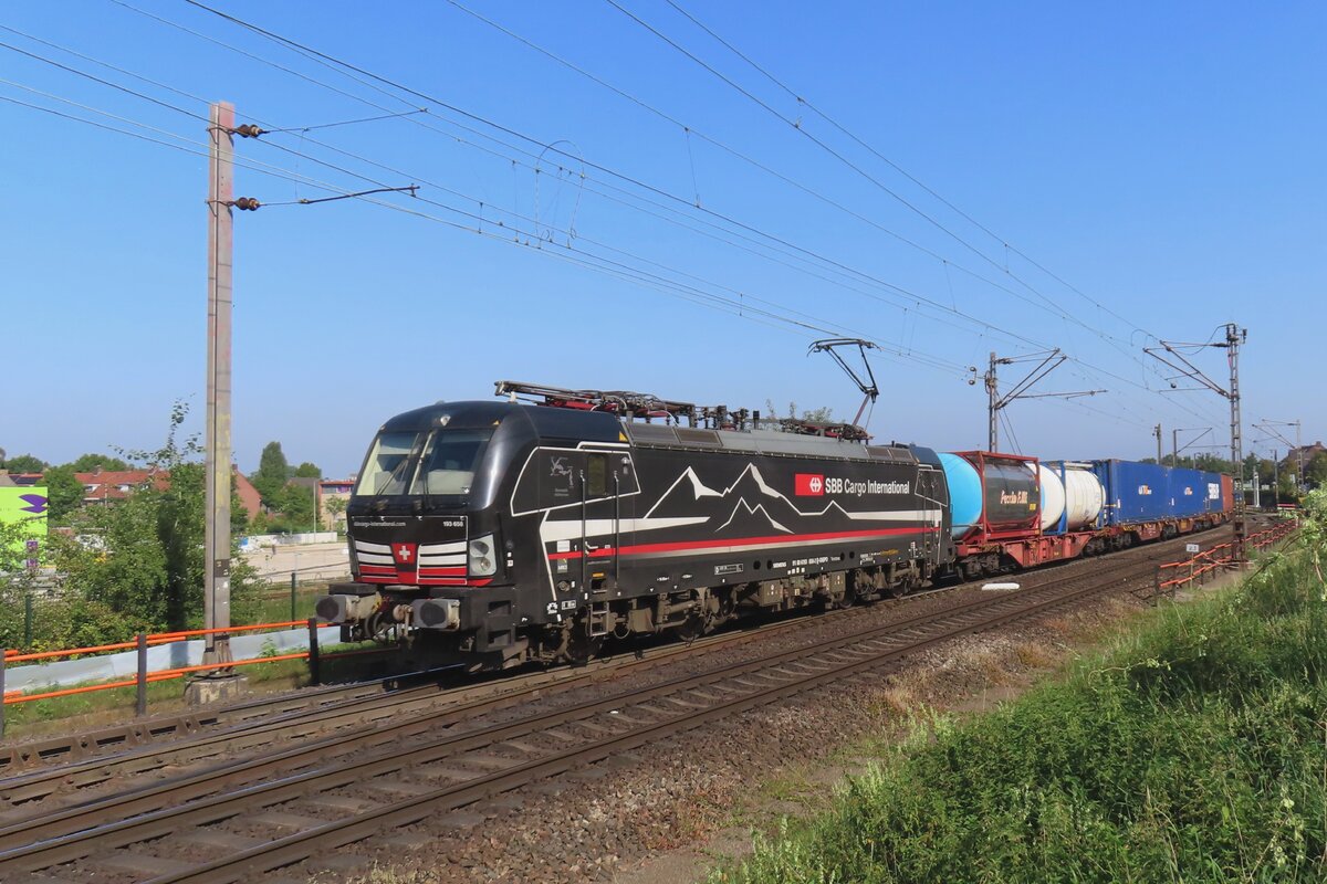 SBBCI 193 658 schleppt ein KLV durch Venlo Vierpaardjes ins Deutschalnd. In weniger Jahre soll dieser Fotostelle verschwunden sein weil die Bahnbergang beiVierpaardjes durch ein Tunnel ersetzt werden soll.