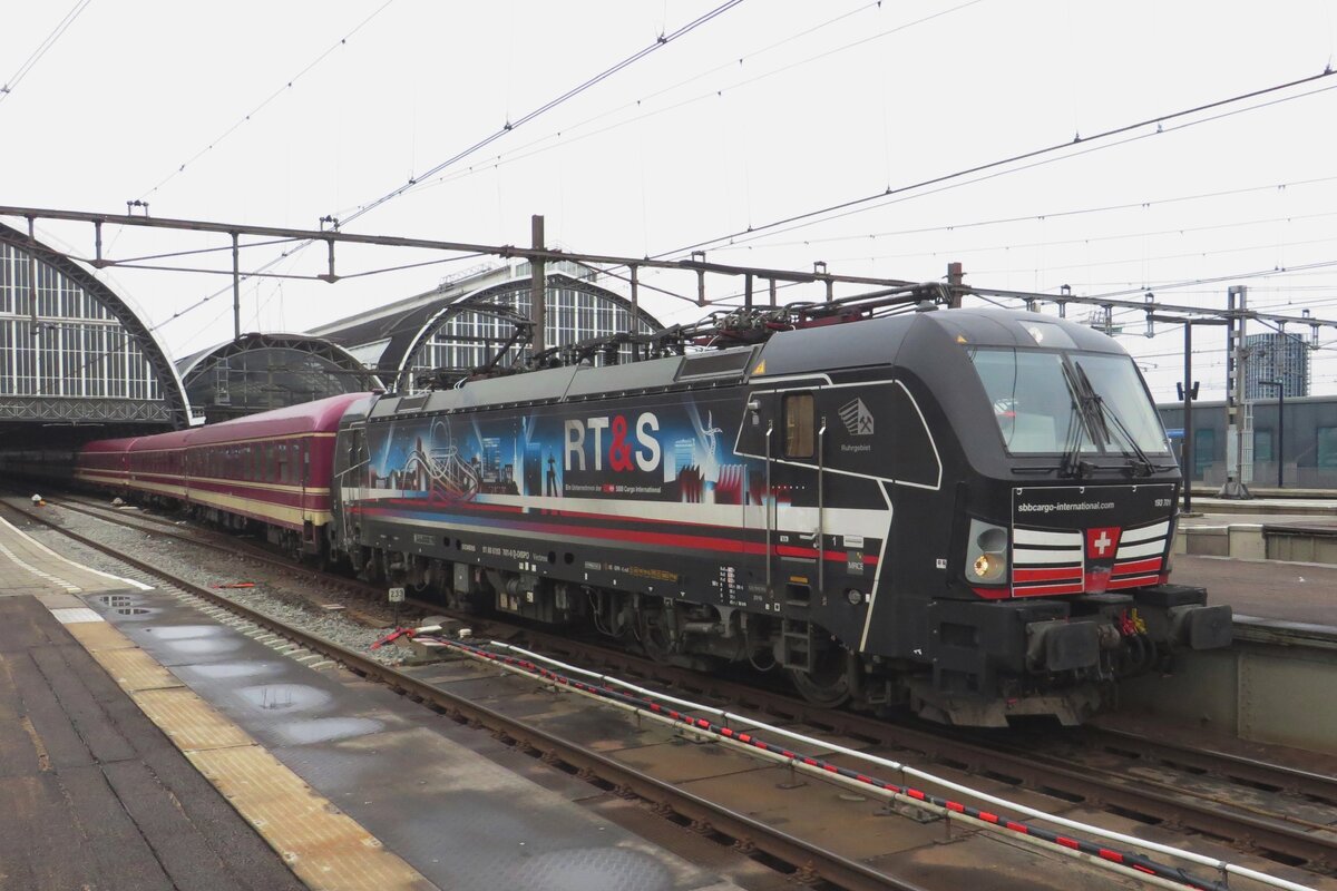 SBBCI 193 701 zieht der Leerganitur von einen Nachtzug aus Amsterdam Centraal aus am 22 Jnner 2022.