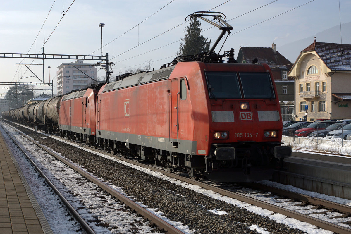 SBB/DB: 185 104-7 und 185 103-9 mit einem langen Ölzug bei der Bahnhofsdurchfahrt Grenchen-Süd am 27. Januar 2017.
Foto: Walter Ruetsch