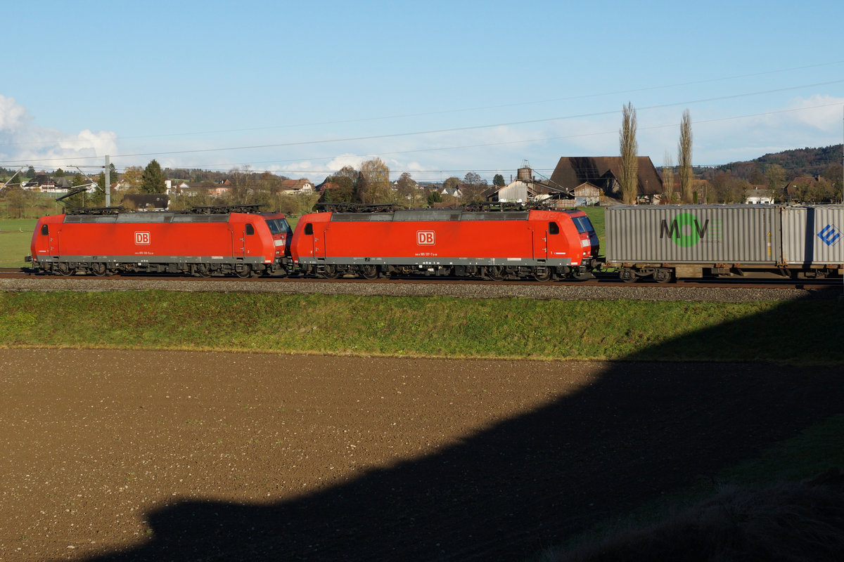 SBB/DB: Güterzug der DEUTSCHEN BAHN auf der alten Strecke Bern-Olten unterwegs am 19. November 2016. Verewigt wurde das Kraftpaket bestehend aus dem DUO 185 138-5 + 185 137-7 mit einem langen Containerzug bei Bettenhausen auf der Fahrt in den Norden.
Foto: Walter Ruetsch