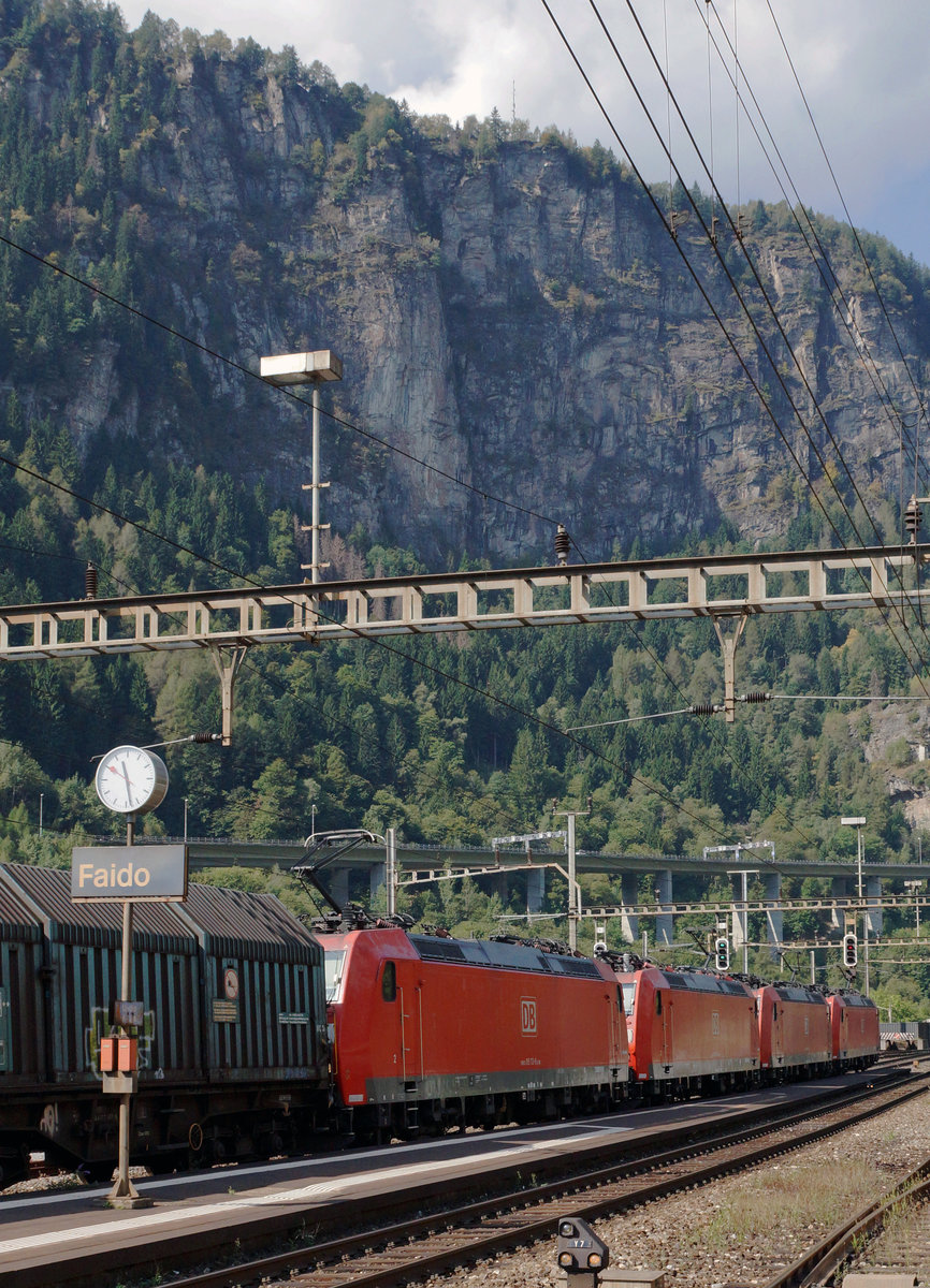 SBB/DB: In Richtung Norden fahrender Güterzug mit gleich vier DB-Loks der BR 185 in Faido am 13. September 2016.
Foto: Walter Ruetsch