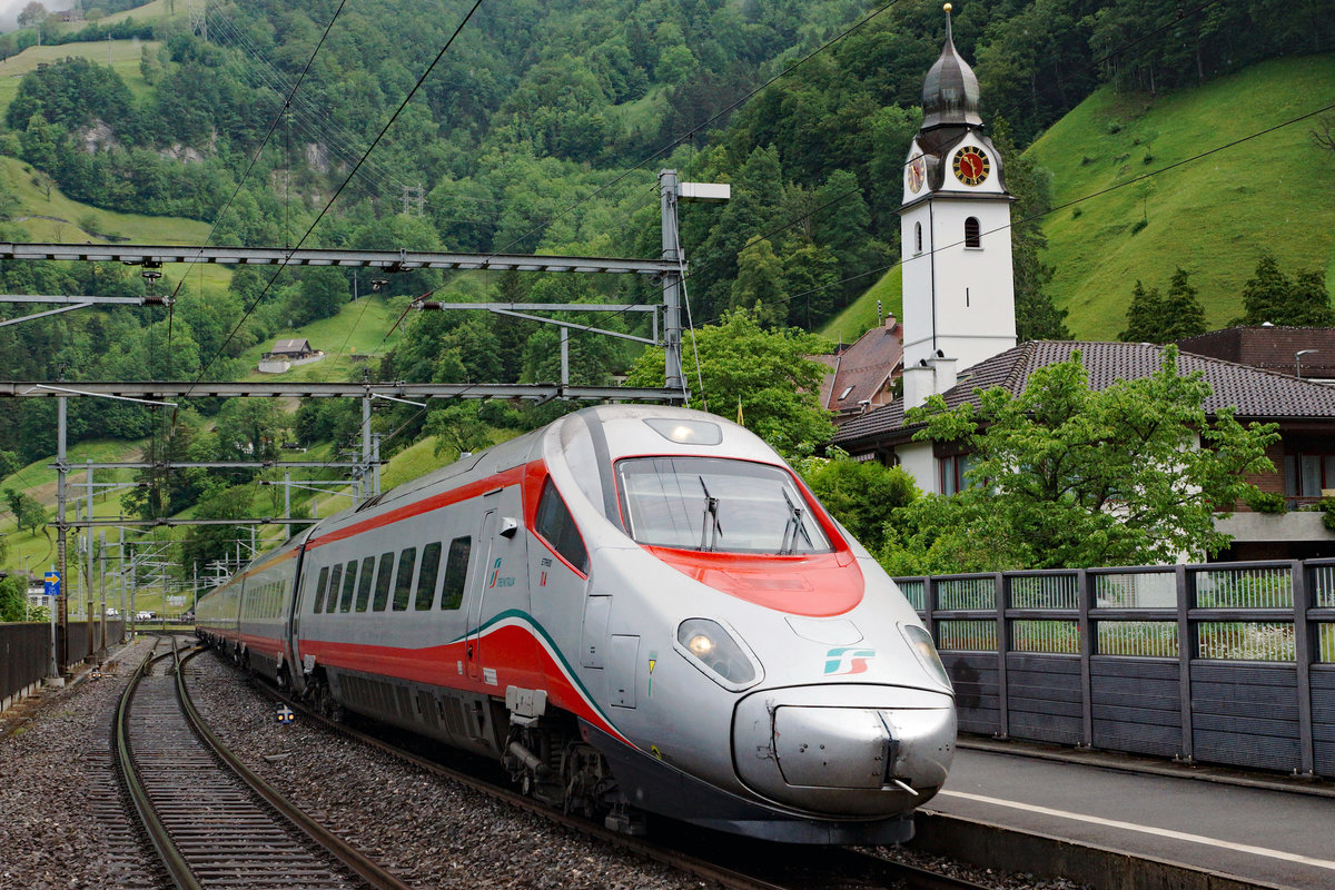 SBB/FS: FS ETR 10 bei Sisikon am 4. Juni 2016.
Foto: Walter Ruetsch