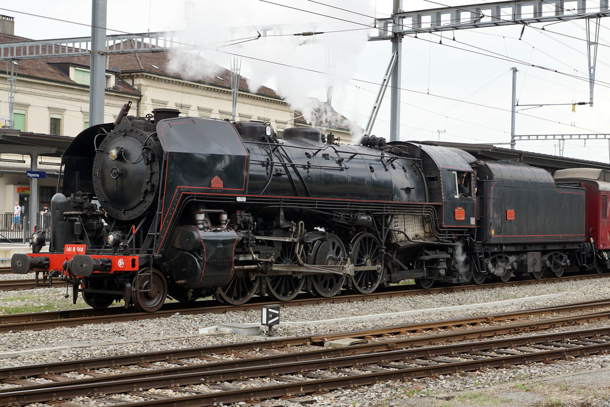 SBB/S.N.C.F: Grosser Bahnhof Payerne vom 24. Juni 2017.
Zwischenhalt des Extrazuges mit der frisch aufgearbeiteten VALLORBE S.N.C.F 141.R.568. 
Foto: Walter Ruetsch   