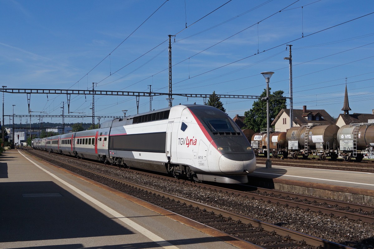 SBB/SNCF: TGV LYRIA 4414 anlässlich der Bahnhofsdurchfahrt Herzogenbuchsee am Morgen des 26. Juni 2015.
Foto: Walter Ruetsch