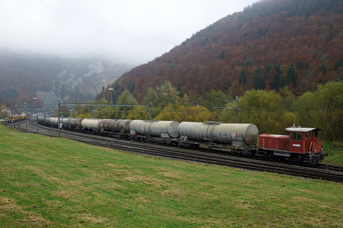 SBB/VIGIER CEMENT: Der 31. Oktober 2016 war ein nebliger Tag. Selbst in Reuchenette-Péry liess sich die Sonne nicht blicken. Die firmeneigene Reservelok Tm IV Nummer 5, noch mit dem alten Anstrich versehen, anlässlich einer Rangierfahrt. 
Foto: Walter Ruetsch 