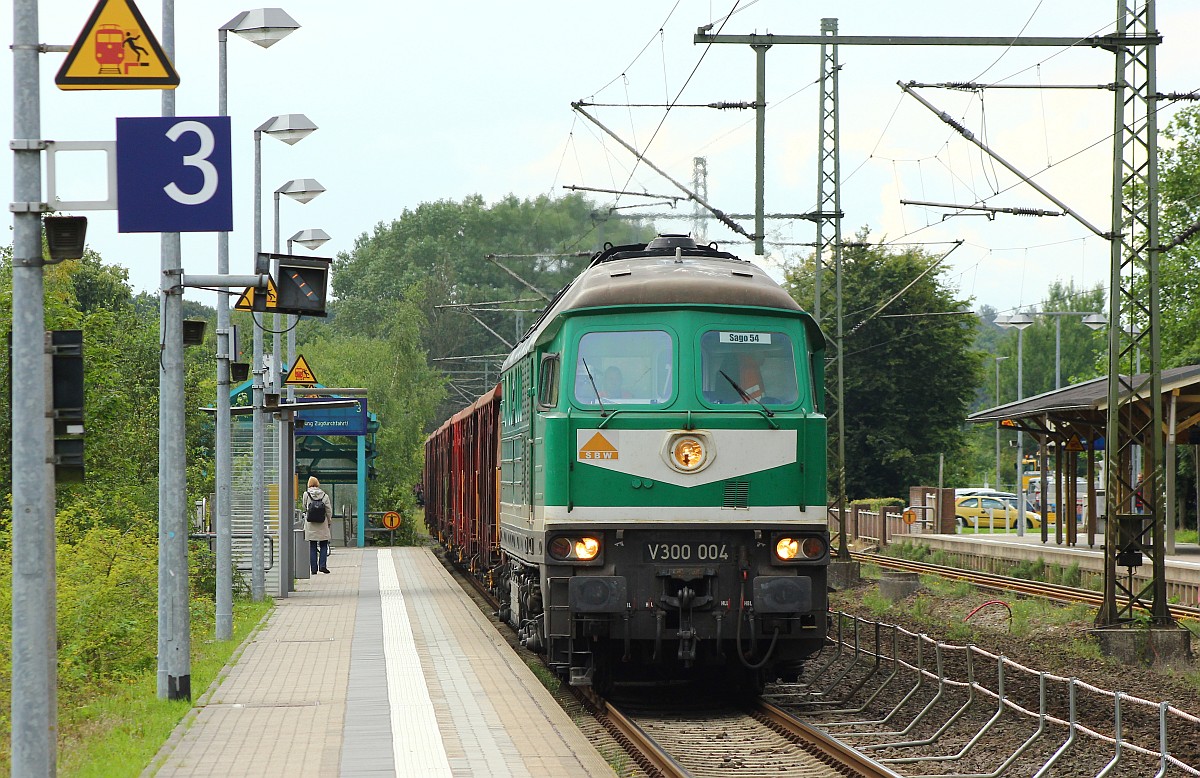 SBW V300.004 unterwegs im Auftrag der Triangula Logistik kommt hier mit einem Eanos Ganzzug aus Jübek wegen der Gleisbauarbeiten schön langsam via Gleis 3 durch Schleswig gefahren. 03.09.2015