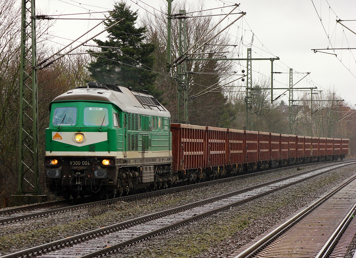 SBW(Starkenberger Baustoffwerk GmbH)/Triangula Logistik GmbH(ex Wismut GmbH) V300.04(9280 1232 429-1 D-TRG)  Sago 54  dieselt hier auf dem Weg nach Jübek zur Kalk-Entladung bei wenig gutem Wetter mit dem DGS 91025(Neumünster Gbf - Jübek)durch Schleswig. 21.03.2015