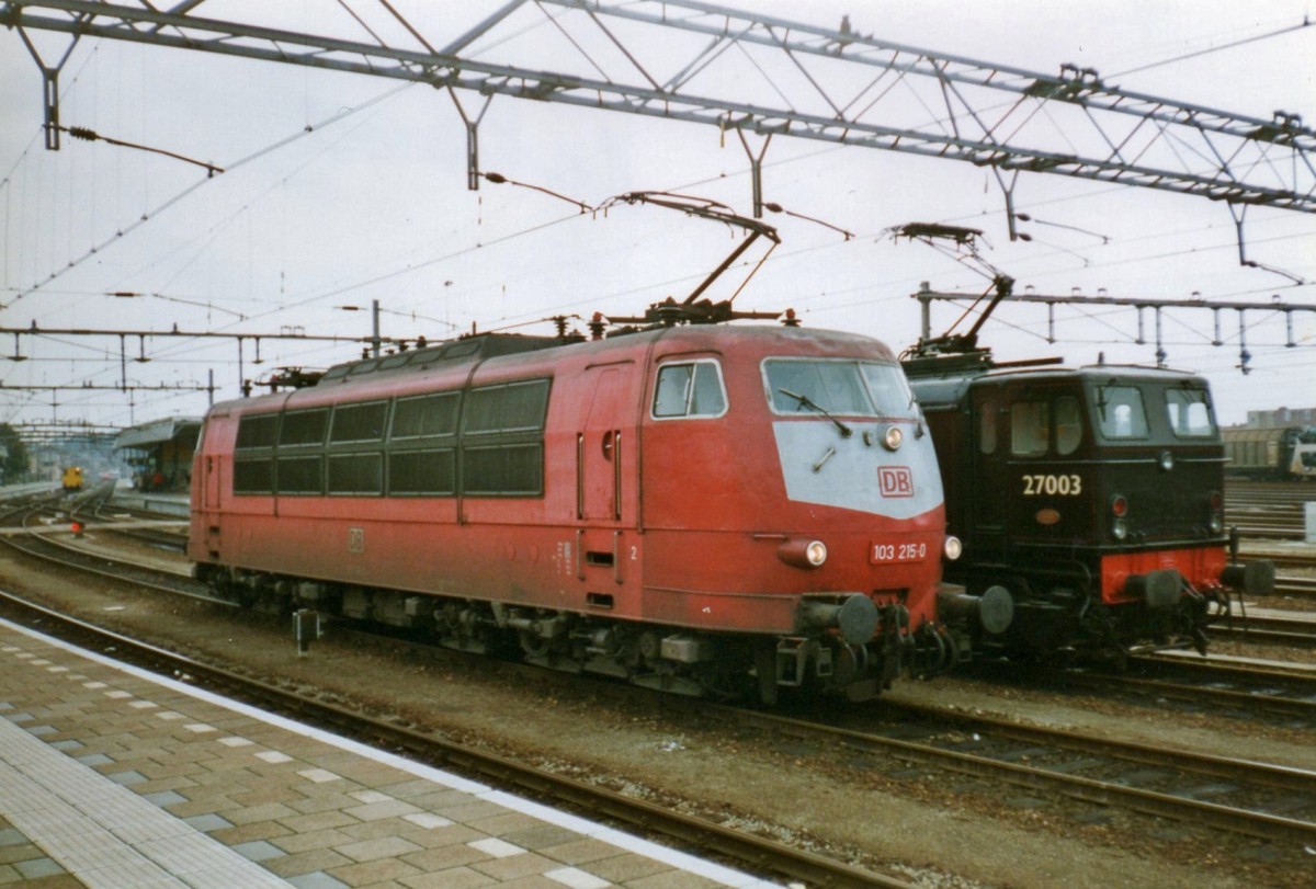 Scanbild von 103 215 neben Museumslok 1501/27003 in Venlo am 24 Oktober 1998.