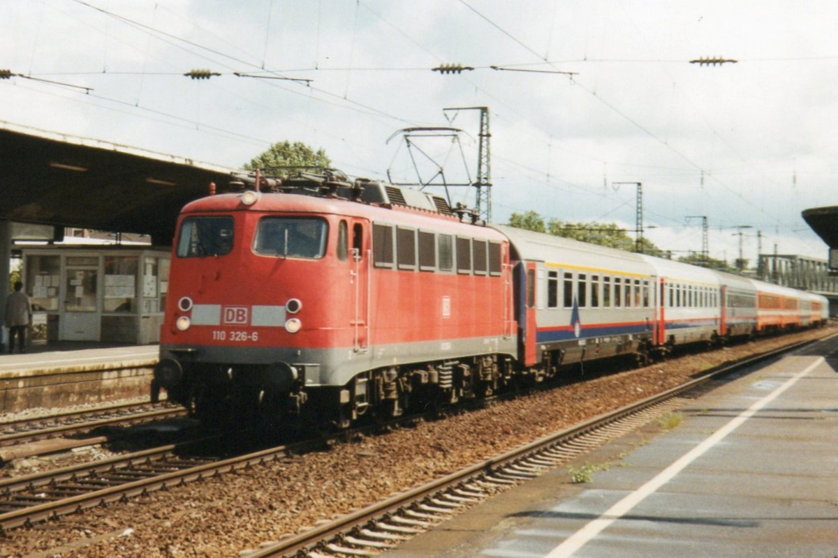 Scanbild von 110 326 mit belgischer D-Zug in Kln Deutz am 13 April 2000.