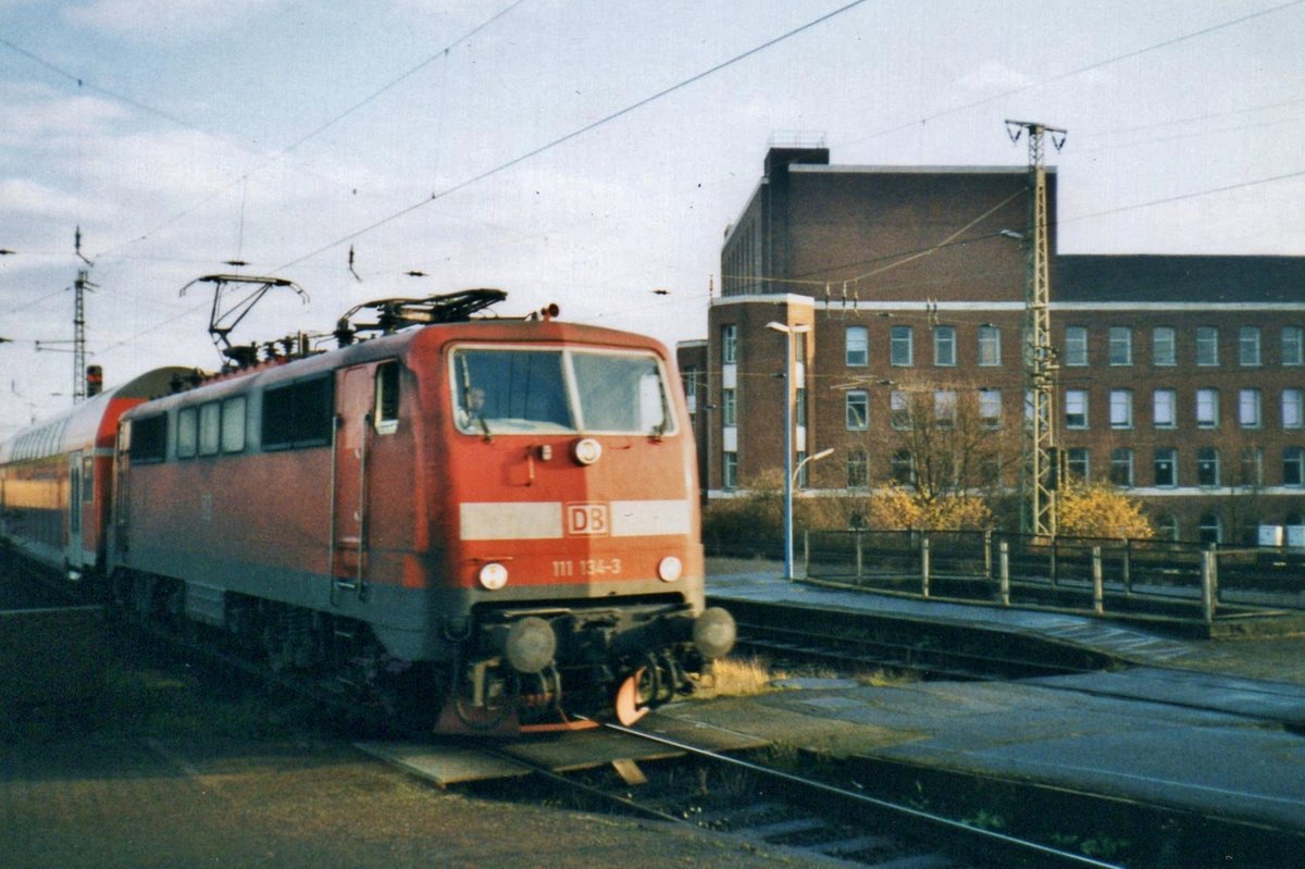 Scanbild von 111 134 beim Einfahrt in Mönchengladbach am 5.November 1999.