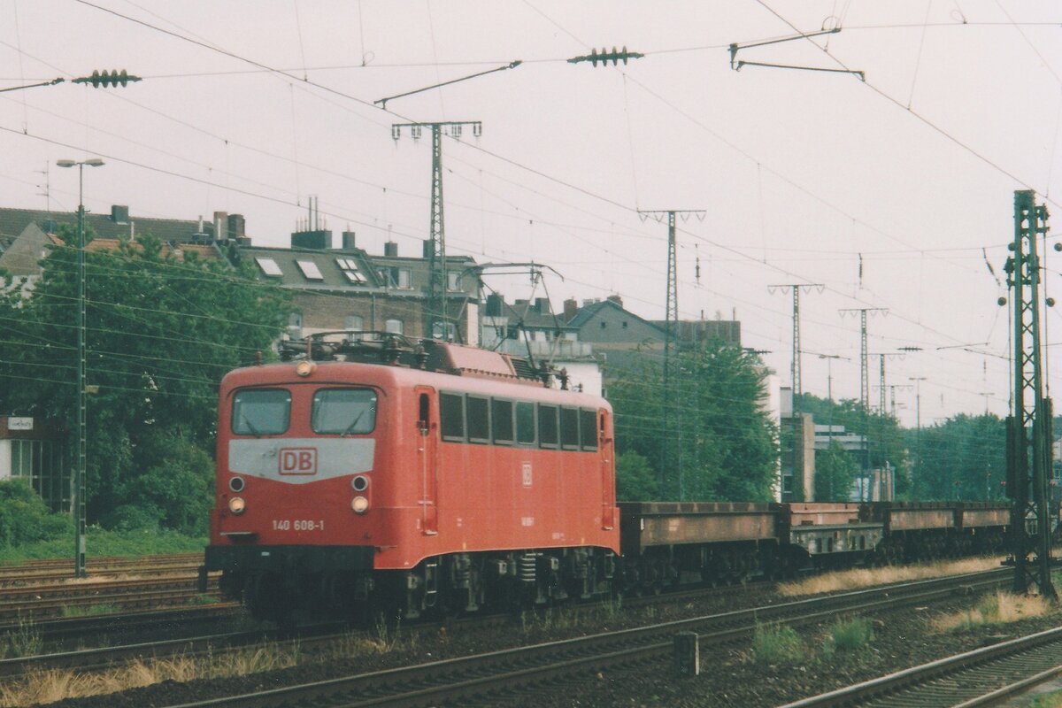 Scanbild von 140 608 mit ein Leerstahlzug beim durchfahren von Köln West am 21 Mai 2005.