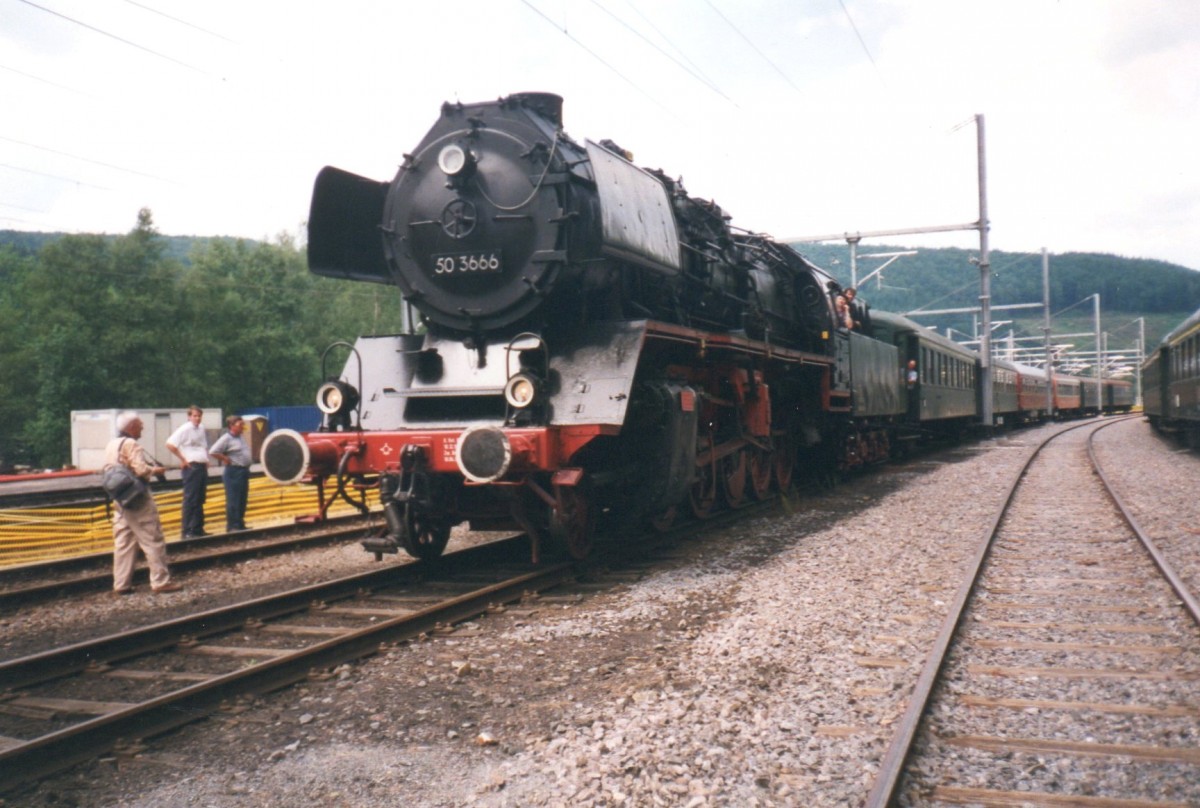 Scanbild von 50 3666 der Vennbahn (die leider in 2002 in die Pleite gegangen ist) ins Belgischen bahnhof Trois-Ponts während ein Bahnhofsfest am 13 Juli 1999.