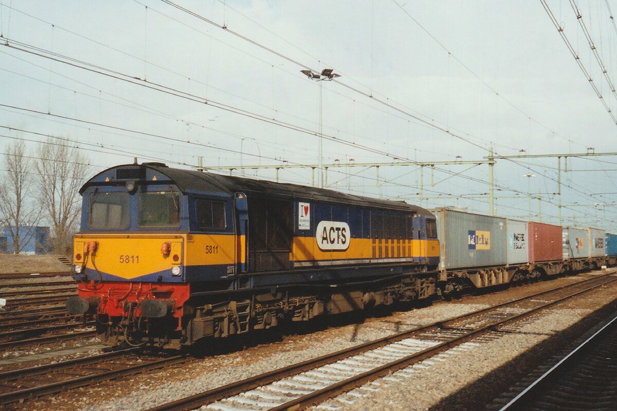 Scanbild: am 25 Februar 2003 steht ACTS 5811 (einer ex-BR Class 58) samt Containerzug in Nijmegen.