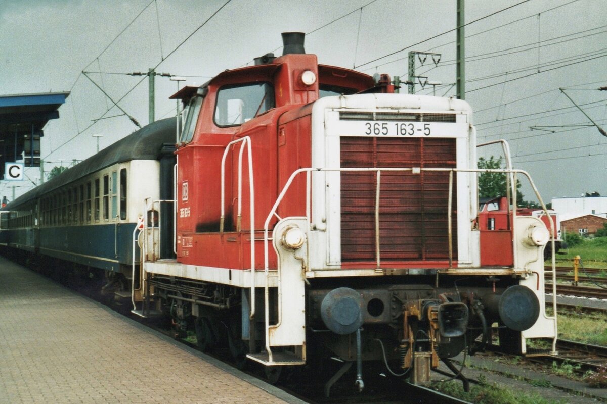 Scanbild: am 27 Juli 2000 steht 363 163 in Emden Hbf abfahrtbereit um zwei DB-wagen nach Emden Ausserhafen zu bringen.