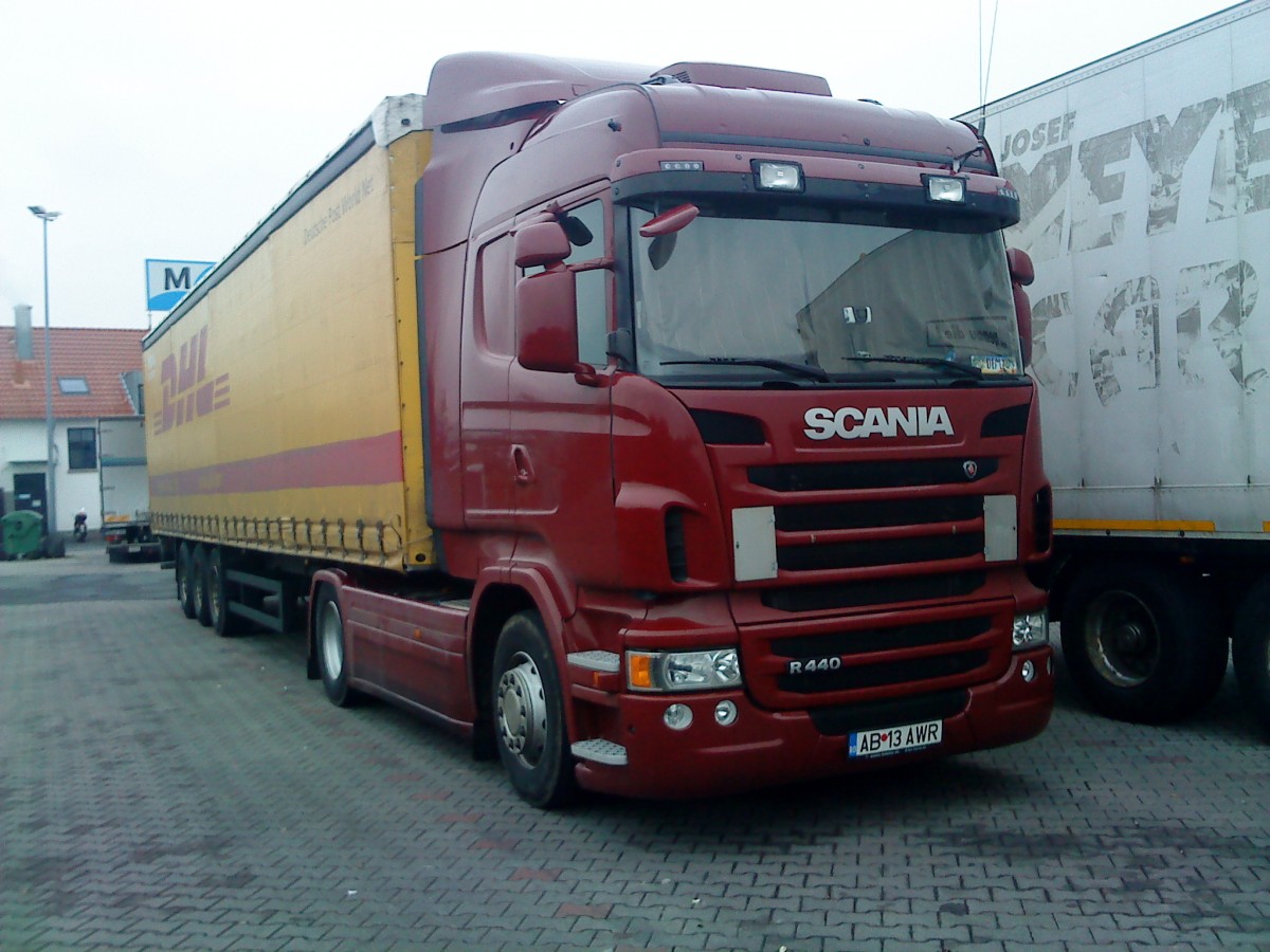 SCANIA R 440 mit Pritsche-Planen-Auflieger des Speditionskonzern DHL gesehen auf dem Parkplatz am Autohof Grnstadt am 03.02.2014