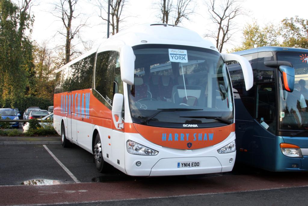 Scania Reisebus der Fa. Harry Shaw am 27.10.2014 in York in England.