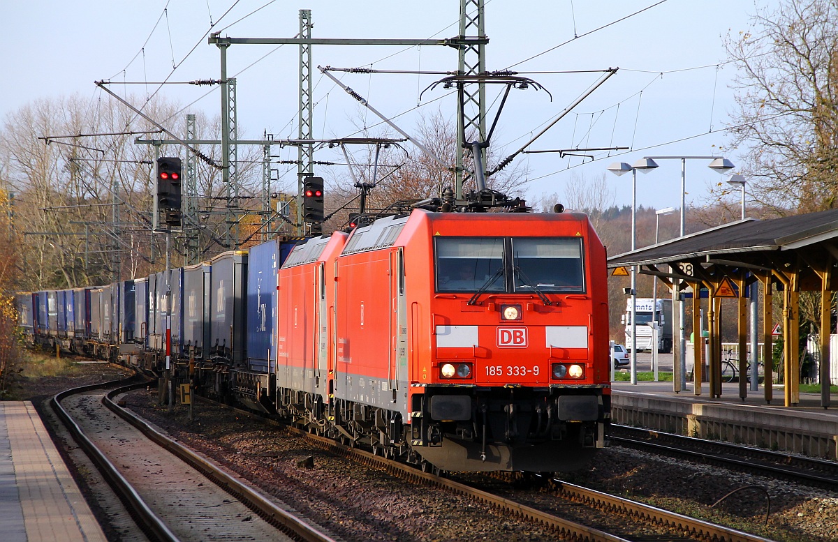 SC/DBS 185 333-9 und 335-4 rauschen hier mit dem langen Samskip/Norfolk/VanDieren Intermodal KLV durch Schleswig. 17.11.2013