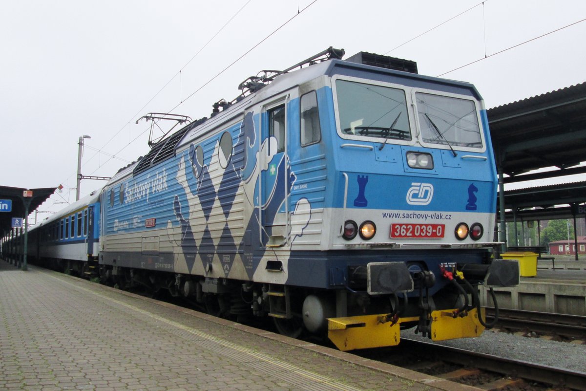 Schachzug! CD 362 039 steht am 4 Mai 2016 in Bohumin.