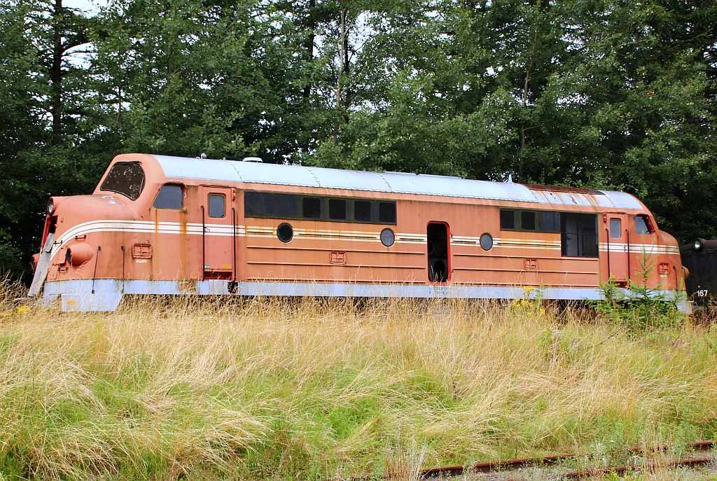 Schade um die schöne Lok....Mx 1030  Ellen  als Ersatzteilspender mit möglichem Blick auf den Motor und schon reichlich an Teilen beraubt steht abgestellt auf dem Museumsgleis der ContecRail in Padborg(aufgenommen von der Zufahrtsstrasse). 21.07.2012