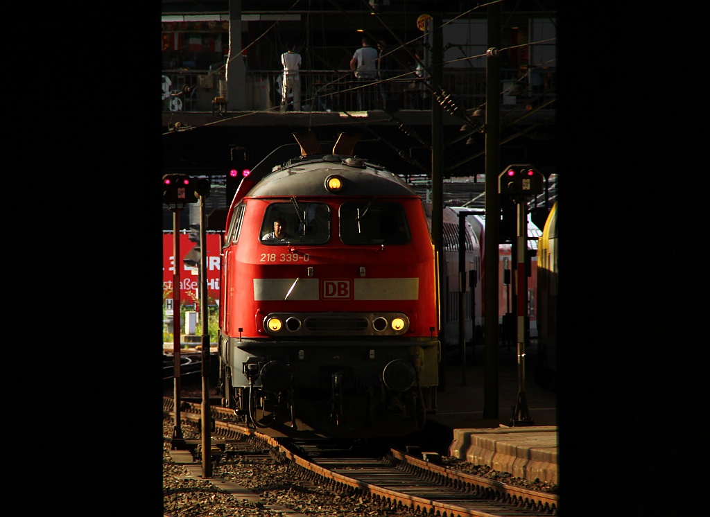 Schattenspiele mit der 218 339-0 die hier den Strandexpress in den Hamburger Hbf zieht aufgenommen aus gut 300m Entfernung. HH 30.06.12