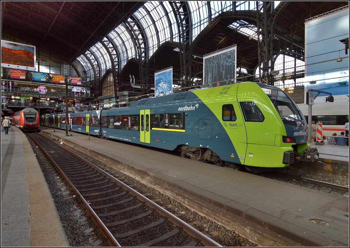 Schaut noch nigelnagelneu aus, Flirt 3 der Nordbahn mit Triebkopf 1 429 506-7 in der altehrwürdigen Hamburger Bahnhofshalle. Juli 2015. 