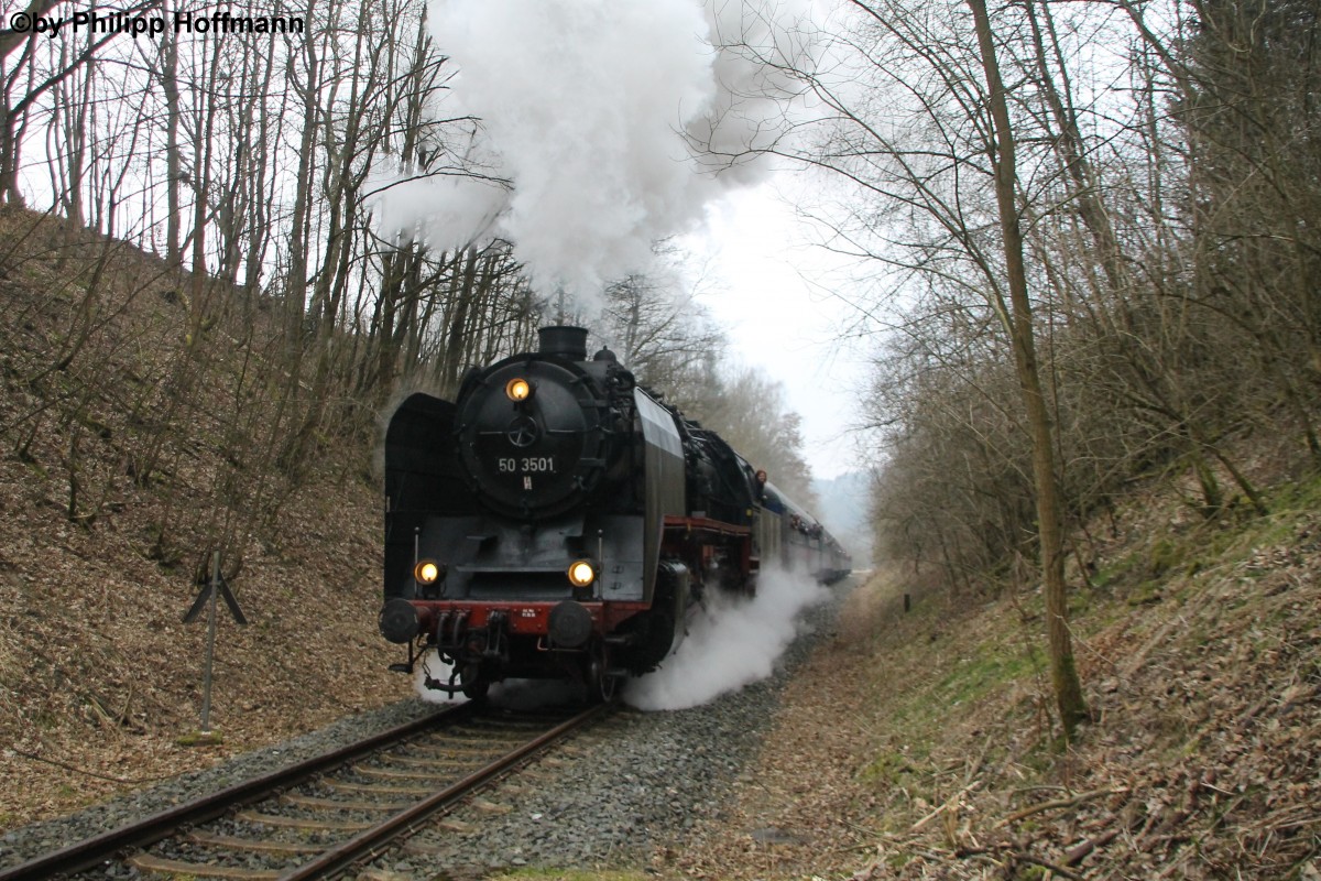 Scheineinfahrt am 21.03.2015 mit 50 3501  in Altersbach. Mal ein andere Perspektive als von der Br�cke wo sie in drei Reihen drauf standen.