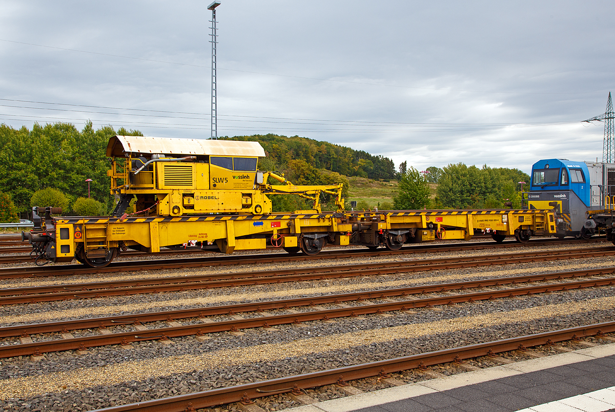 
Schienenladewagen  SLW 5 (bzw. Schienenlegewagen, oder Rutschenwagen),  Schweres Nebenfahrzeug Nr. D-VMRS 99 80 9550 003-4, der Vossloh Rail Service, abgestellt am 02.09.2019 beim ICE-Bahnhof Montabaur. Der SLW 5 besteht aus zwei Rutschenwagen mit darauf befindlichen ROBEL Schienenmanipulator (Ladekran) vom Typ SILAD 40.61.

TECHNISCHE DATEN der Wagen (jeweils):
Spurweite: 1.435 mm
Anzahl der Achsen: 2
Laufraddurchmesser: 1.000 mm
Achsabstand: 8.000 mm
Länge über Puffer: 12.040 mm
Höchstgeschwindigkeit (Hg): 120 km/h
Kleinster befahrbarer Gleisbogen: R = 80 m
Bremse: KE-GP
Handbremse: ja

Wie man sieht ist der ROBEL Schienenmanipulator auch ein eigenständiges Schienenfahrzeug, mit einer Spurweite von 2.864 mm, welches auf den Schienenladewagen (zwei Rutschenwagen) und der nachfolgenden Langschienentransporteinheit der Bauart Robel (auf 4-achsigen Drehgestellwagen der Gattung Skks) fährt.
