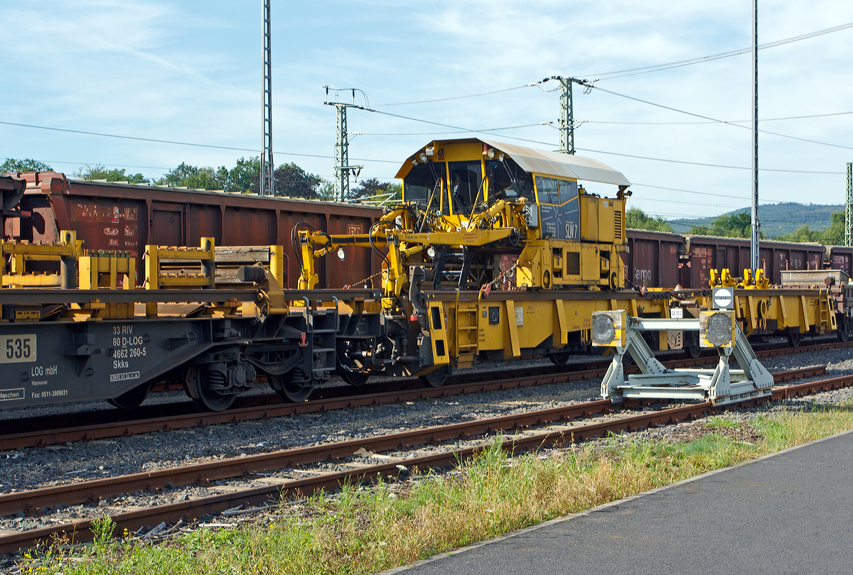 
Schienenladewagen SLW 7, Schweres Nebenfahrzeug Nr. 97 30 08 907 57-6, der Vossloh Mobile Rail Services GmbH abgestellt mit Lanschienentransport am 02.09.2012 beim ICE-Bahnhof Montabaur. 

Der Schienenladewagen wurde 2007 von Maschinen- und Anlagenservice MAS GmbH in Guben unter der Fabriknummer 01/07 gebaut, wobei der Schienenmanipulator von Robel stammt und berarbeitet wurde. 
Das Eigengewicht betrgt 47 t, die Hchstgeschwindigkeit 120 km/h und der kleinste befahrbare Gleisbogen 80 mm.

Der Schienenladewagen dient zum Be- und Entladen von bis 180 m langen Schienen,  auf/von den Schwellenkpfen bzw. in/aus Gleismitte. Der Einsatz erfolgt in Kombination mit Langschienentransporteinheiten der Bauart Robel. Die Be- bzw. Entladeleistung betrgt ca. 900 bis 1.400 m Gleis/Stunde.
