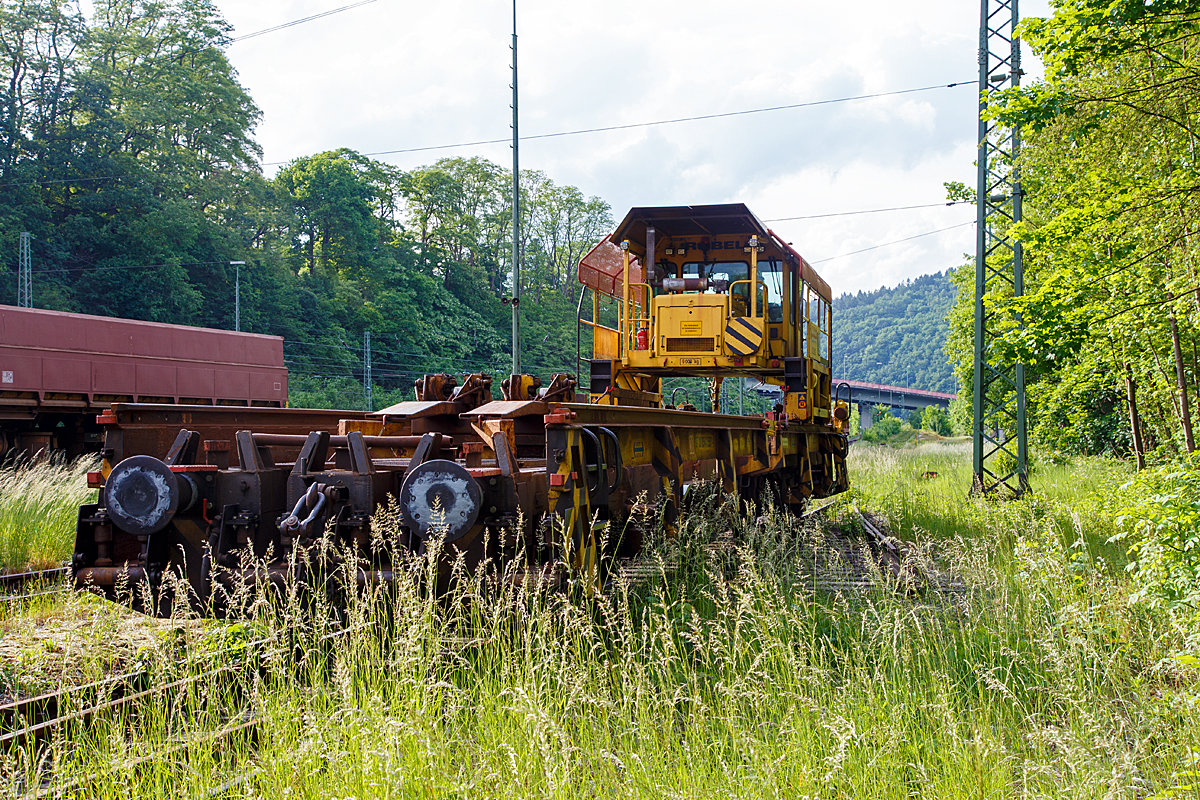 
Schienenladezugeinrichtung-Portalkran 40.61 - 36 ATZ (Schweres Nebenfahrzeug Nr. SLE 892 / 97 30 01 32 300-3) mit den beiden Rutschenwagen (Schweres Nebenfahrzeug Nr. 97 30 054 3 657-9 und 97 30 054 3 557-1) der DB Bahnbau Gruppe sind am 29.05.2016 in Betzdorf/Sieg abgestellt. 

Der Portalkran 40.61 - 36 ATZ wurde 1994 von Robel gebaut, die beiden Rutschenwagen wurden 1978 von Robel gebaut. 

Mit dieser Einrichtung werden Langschienen von speziellen Langschienenwagen neben oder ins Gleis gelegt bzw. alte Schienen aufgenommen.

TECHNISCHE DATEN:
Schienenladezugeinrichtung-Portalkran 40.61 - 36 ATZ  „SLE 892“
Eigengewicht: 8,8 t
Nutzlast: 1 t
Bremse: Hydraulisch
Höchstgeschwindigkeit (Hg): 10 km/h (Eigenfahrt auf den Wagen)
Zur Mitfahrt zugel. Personen: 1

Schienenladezugeinrichtung- Rutschenwagen (jeweils)
Spurweite: 1.435 mm
Anzahl der Achsen: 2
Länge über Puffer: 11,00 m
Achsabstand: 7,00 m
Eigengewicht: 14,0 t
Bremse: KE-GP
Höchstgeschwindigkeit (Hg): 100 km/h 