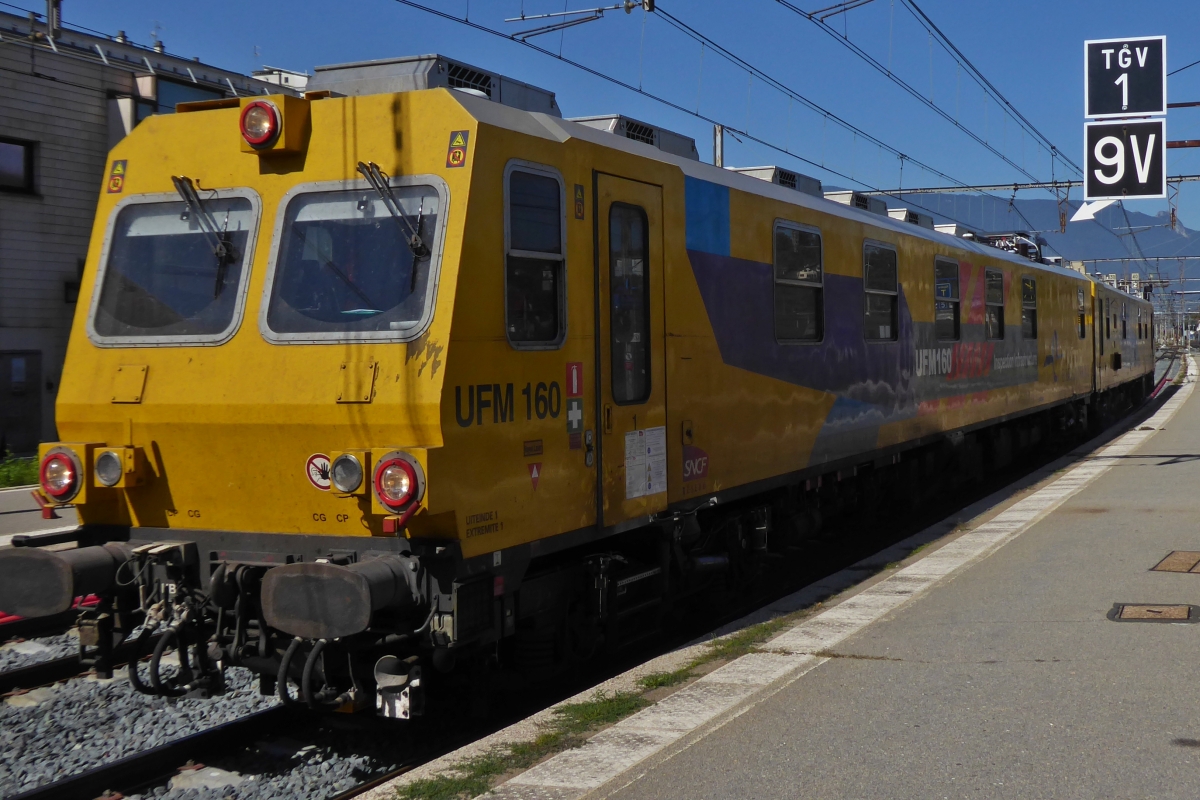 Schienenmesszug vom Typ UFM 160, durchfährt den Bahnhof von Chambery Chambéry–Challes-les-Eaux. 22.09.2022