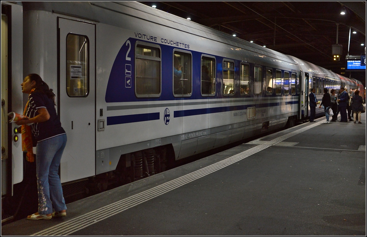 Schlafwagen der Eisenbahnen Kroatiens (Hrvatske željeznice (HŽ) /ŽS) im Nachtzug Richtung Balkan. Zürich, Oktober 2014.