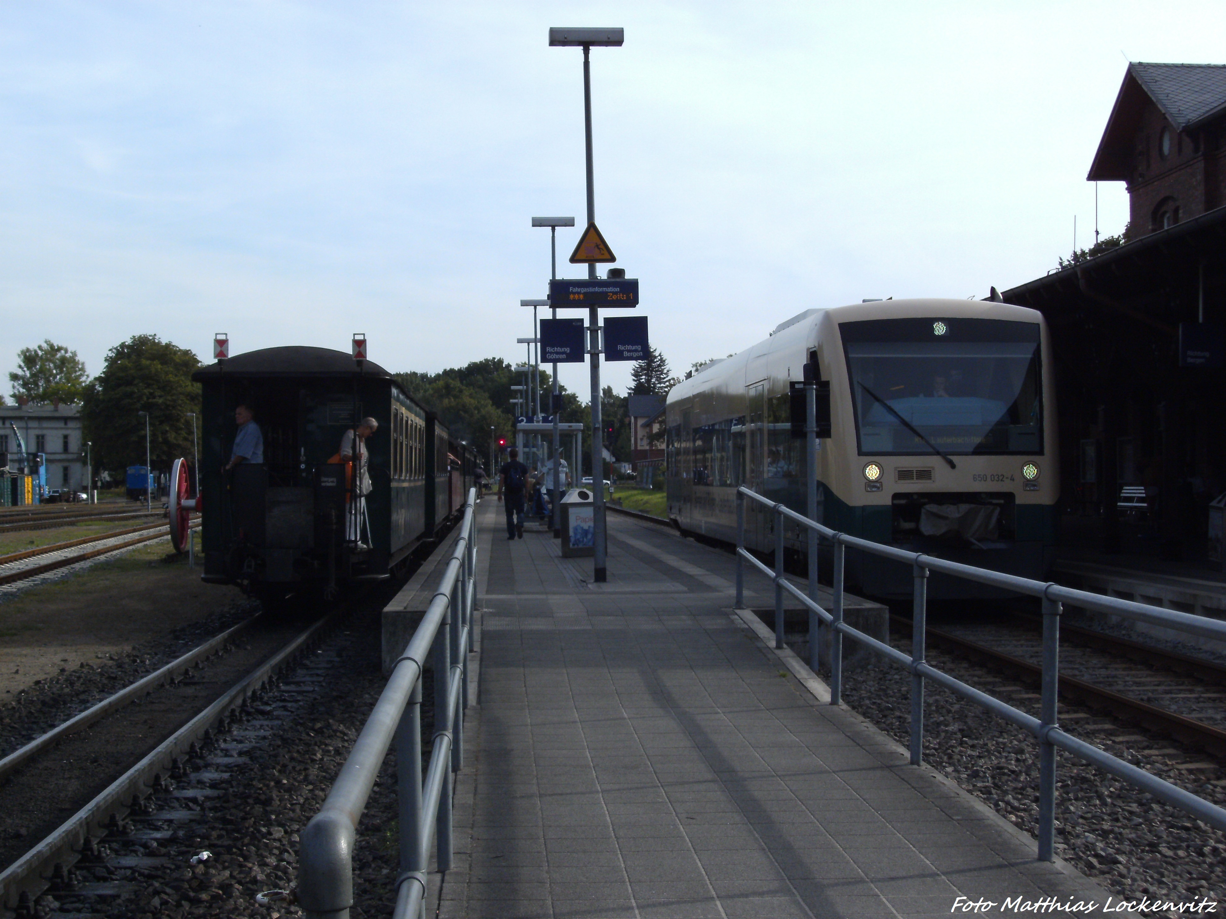 Schlusslicht des RBB-Zuges & PRESS 650 032-4 im Bahnhof Putbus am 29.8.13