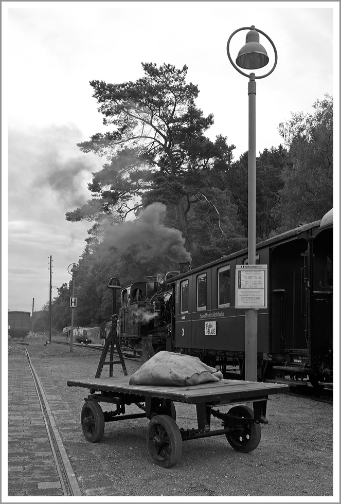 Schmalspurimpressionen im Bahnhof Herscheid-Hüinghausen bei der Sauerländer Kleinbahn bzw. Märkische Museums-Eisenbahn e. V. (MME) am 18.08.2013. 

Einen geeigneten Platz zum Aufbau seiner 1000-mm-Museumsbahn fand der Verein auf der Trasse der 1969 stillgelegten und abgebauten Bahnstrecke PlettenbergဓHerscheid zwischen dem Bahnhof Hüinghausen und dem Bahnhof Oberstadt (ehemalige Kursbuchstrecke 239b). Der Betrieb wird unter dem Namen သSauerländer Kleinbahnလ geführt. Die heutige Museumsstecke ist nur 2,3 km lang.

Den Betriebsmittelpunkt bildet das neue Bahnbetriebswerk im Bereich um den Bahnhof Hüinghausen. Er ist am breitesten Punkt siebengleisig. Am westlichen Ende des Bahnhofs wurde mit finanzieller Hilfe der Nordrhein-Westfalen-Stiftung ein Bahnbetriebswerk mit einer dreigleisigen Wagenhalle und, noch unfertigem, Wasserturm gebaut. Der gesamte Bahnhofsbereich ist von außen frei und kostenlos zugänglich. Bei Anwesenheit von Vereinsmitgliedern ist auch die Wagenhalle mit den darin untergebrachten Loks und Wagen kostenlos zu besichtigen. Viele (Trieb-)Wagen stehen jedoch draußen und können immer besichtigt werden. Der Zustand dieser Wagen ist aber nicht sehr gut. Sie sollen nach und nach wieder hergerichtet werden.