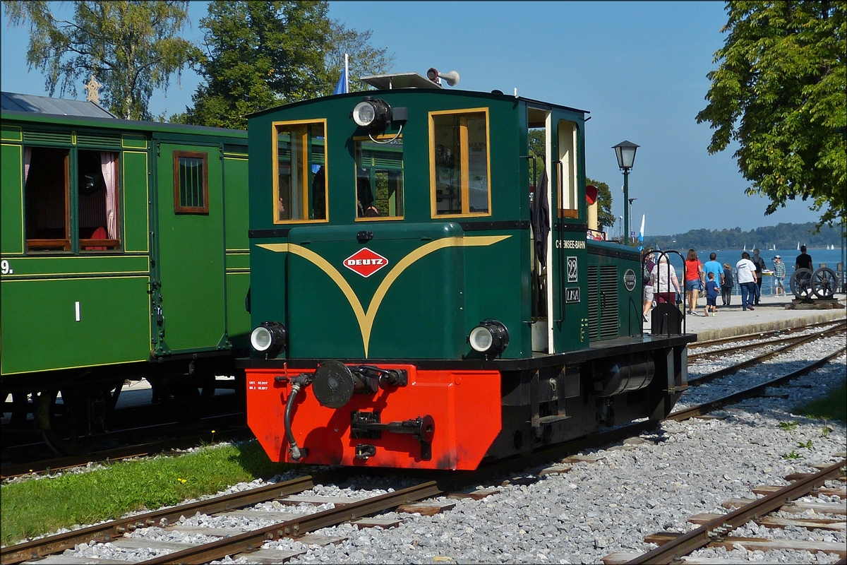 Schmalspurlok 57499 der Chiemseebahn in Prien am Chiemsee beim Umsetzen am Schiffsanleger. 16.09.2018 (Hans)