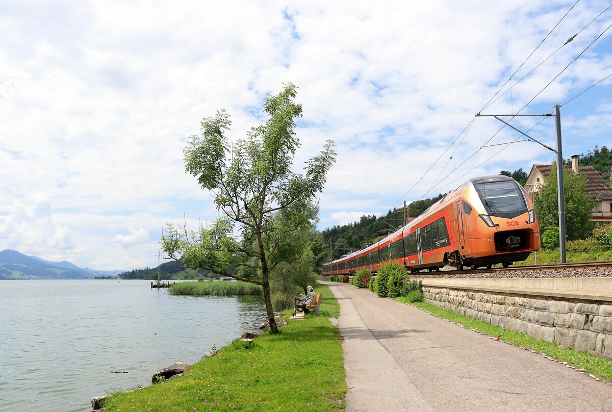 Schmerikon, am allerobersten Zipfel des Zürichsees: SOB Voralpen Express Zug 526 113 / 213. 9.Juli 2021 